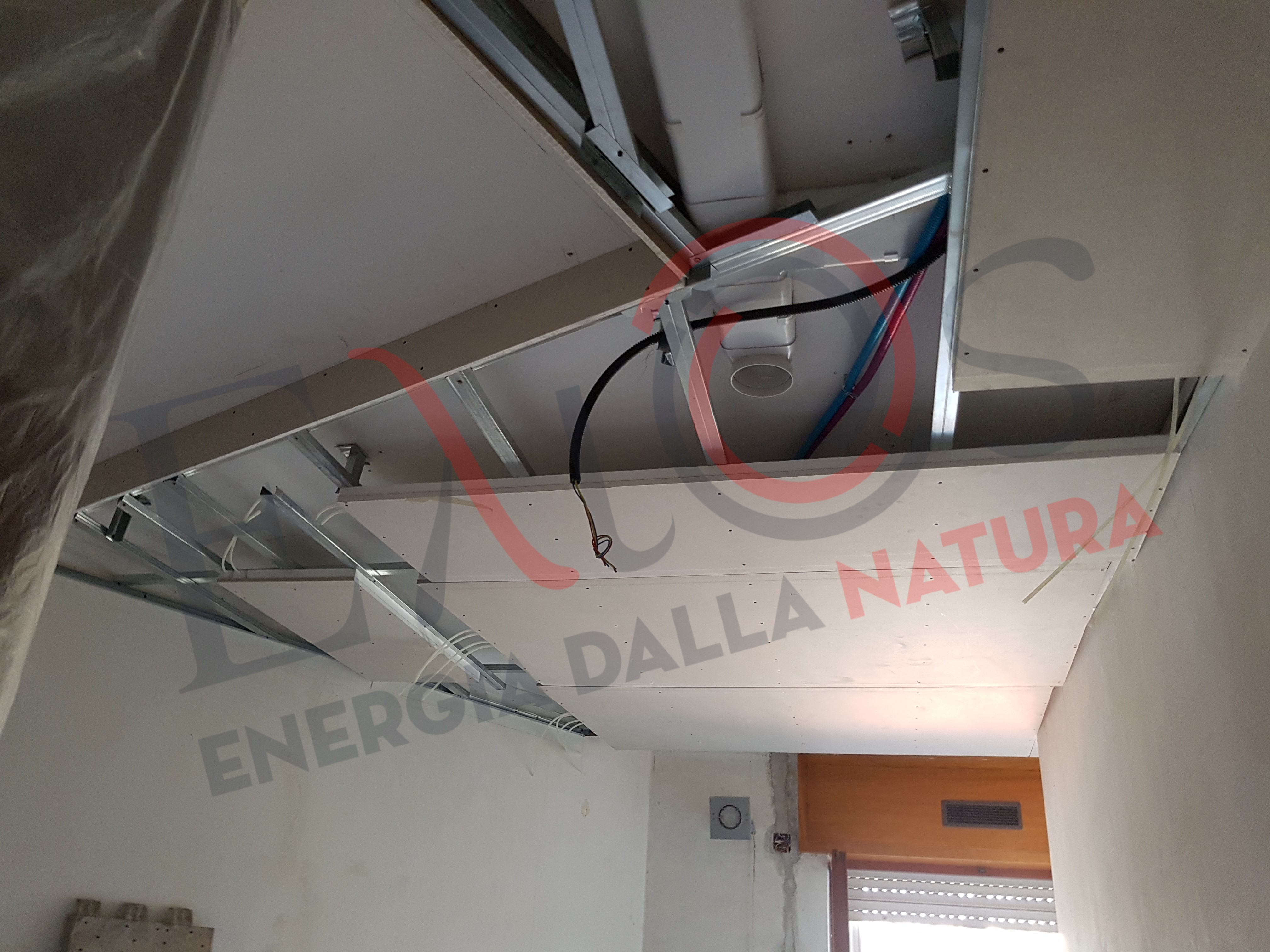 Impianto radiante a soffitto per riscaldamento e raffrescamento integrato con impianto di ventilazione meccanica controllata