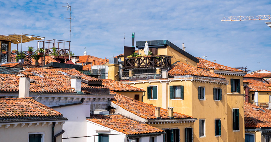 Chiusura del terrazzo con tettoia e finestra: è una nuova costruzione