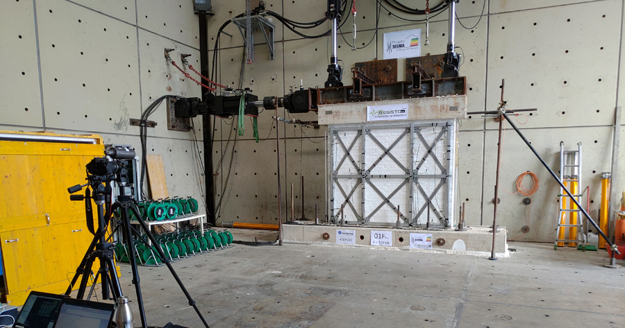 Testare sistemi di rinforzo sismico in laboratorio: l’esperienza di Progetto Sisma all’Eucentre