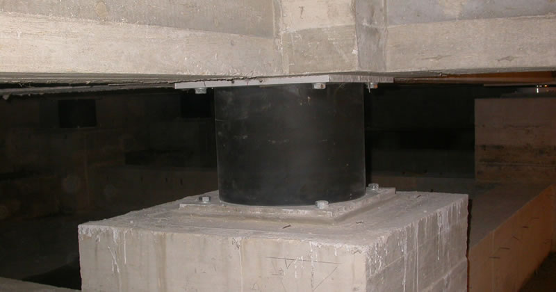 Intervento di demolizione e ricostruzione di edifici residenziali in c.a. mediante isolamento sismico alla base