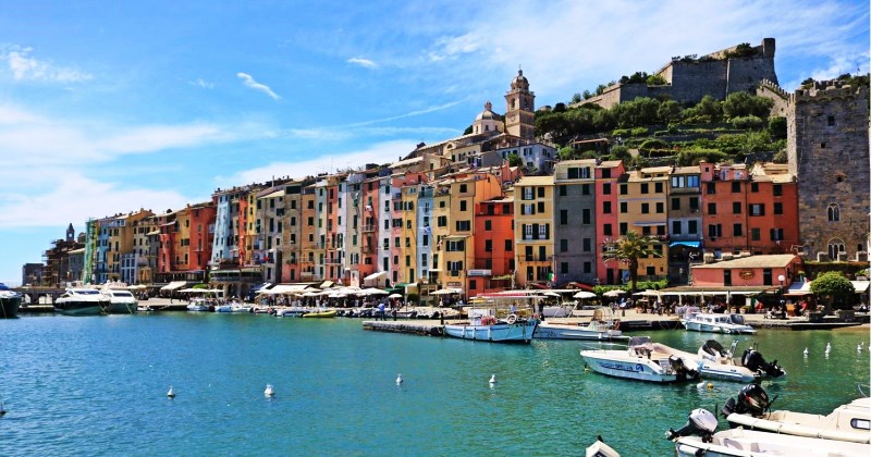 Aumentano gli stranieri che acquistano la casa vacanza attratti dai borghi e dalle case tipiche